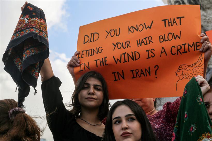 Kurdische Frauen schwenken im September 2022 in der libanesischen Hauptstadt Kopftücher, aus Solidarität mit den Frauen im Iran
