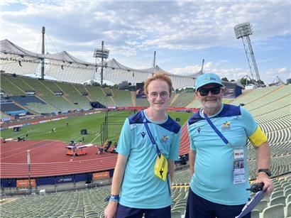 Kurz bevor die Zuschauer ins Olympiastadion dürfen, haben Tim Heymans (l.) und Pierrot Feltgen (r.) noch einmal kurz Zeit, durchzuschnaufen
