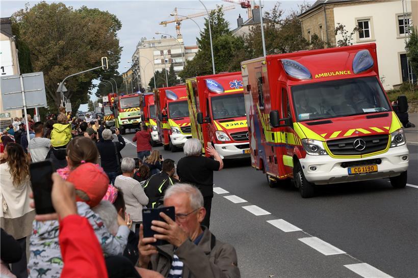 Kurz nach 10.30 Uhr mussten sich die Mitglieder der Luxemburger Berufsfeuerwehr von ihrem alten Zuhause verabschieden. Unter dem Applaus der Zaungäste brach das Korps nach Gasperich auf.
