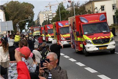 Kurz nach 10.30 Uhr mussten sich die Mitglieder der Luxemburger Berufsfeuerwehr von ihrem alten Zuhause verabschieden. Unter dem Applaus der Zaungäste brach das Korps nach Gasperich auf.
