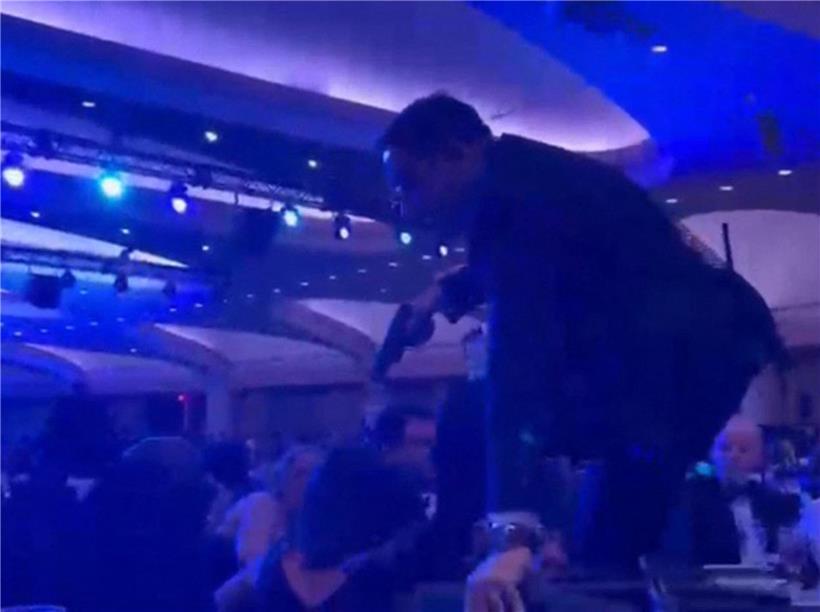 Kurz nach Beginn der Veranstaltung ertönt ein lauter Knall