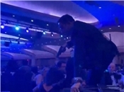 Kurz nach Beginn der Veranstaltung ertönt ein lauter Knall