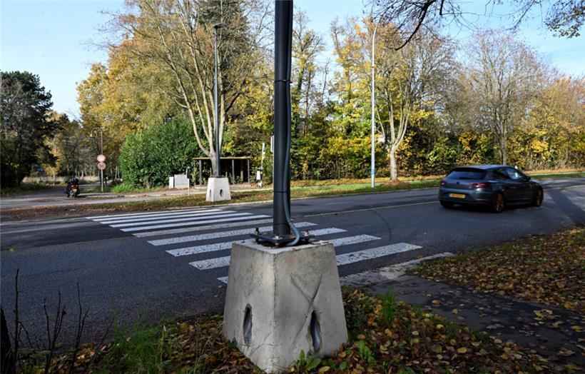 Kurz nach dem Unfall wurden vor Ort provisorische Straßenlaternen installiert, d...