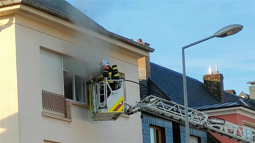 Kurz vor 20.00 Uhr brach am Mittwochabend in der Escher Jean-Pierre-Michels-Straße ein Feuer aus. Die Feuerwehr hatte den Küchenbrand schnell unter Kontrolle. Eine Person erlitt Rauchverletzungen. 
