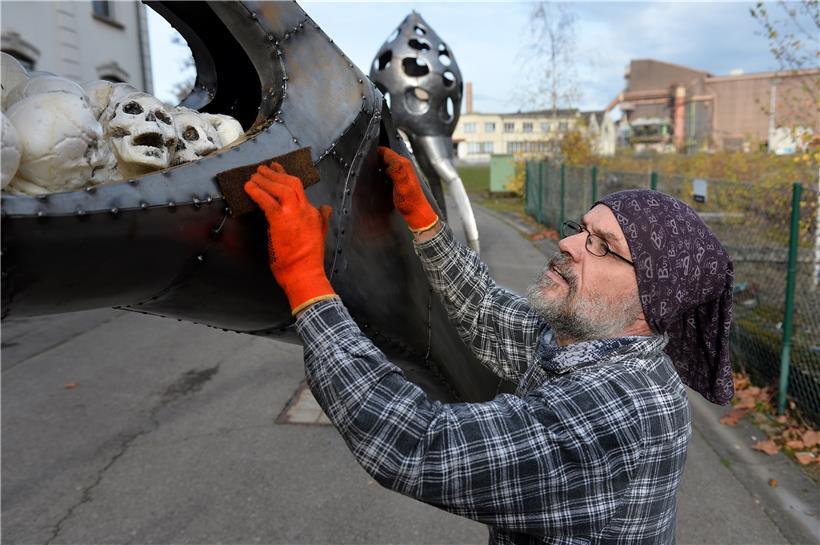 Kurz vor Eröffnung: Mit etwas Wachs werden die Stahlmonster auf Hochglanz gebrac...