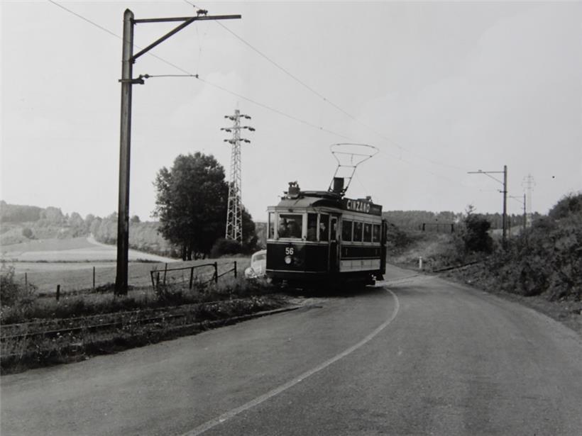 Kurz vor Kayl überquerte die Tram die Straße erneut und fuhr dann in die Ortschaft hinein
