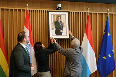 Kurz vor Mittag wurde das neue Porträt im großen Sitzungssaal aufgehängt
