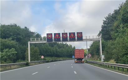 Kurz vor der Flughafenbrücke gilt auf der A1 plötzlich Tempo 90 – ohne erkennbaren Grund
