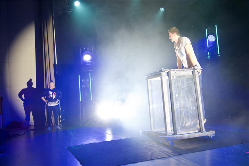 Kurz vor der Show wird der Wassertank mit warmem Wasser gefüllt