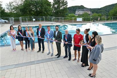Kurz vor halb sechs wurde am Donnerstagabend das Band zur Eröffnung des neuen 50-Meter-Beckens in Vianden durchgeschnitten 

