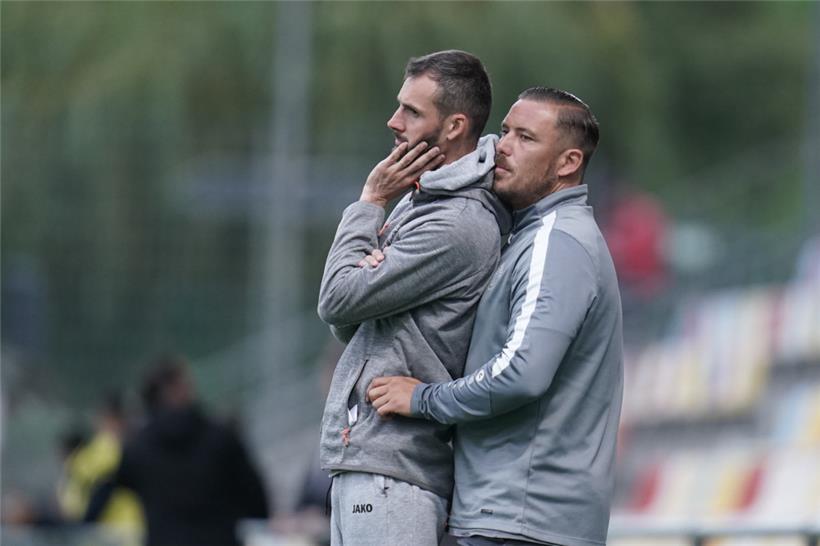 Kuscheln für den Erfolg: die Strassener Trainer Stefano Bensi (vorne) und Tom Schnell
