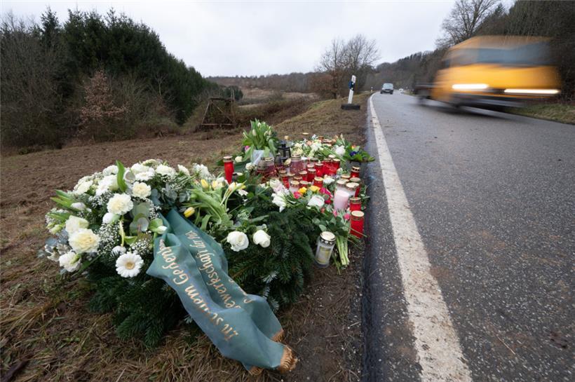Kusel: Blumen und Kerzen stehen im Februar an dem Tatort, an dem Ende Januar zwei Polizeibeamte bei einer Verkehrskontrolle erschossen wurden
