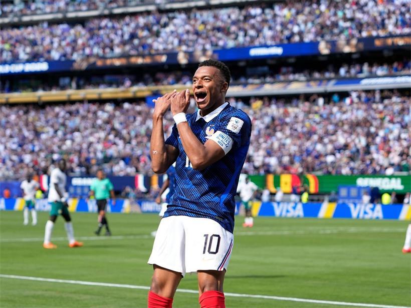 Kylian Mbappé jubelt nach seinem Führungstreffer zum 1:0 im Fußballspiel, begeisterte Fans im Stadion