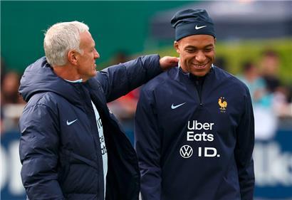 Kylian Mbappé und Didier Deschamps durften sich über ein Pläuschchen mit Emmanuel Macron freuen
