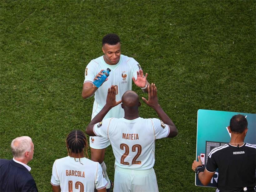 Kylian Mbappé verlässt den Platz, nachdem er für den französischen Stürmer Nr. 22, Jean-Philippe Mateta, ausgewechselt wurde
