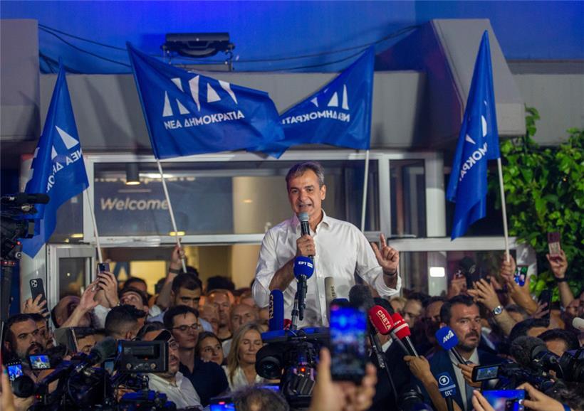 Kyriakos Mitsotakis (M), Vorsitzender der konservativen Partei Nea Dimokratia, spricht zu seinen Anhängern vor der Parteizentrale
