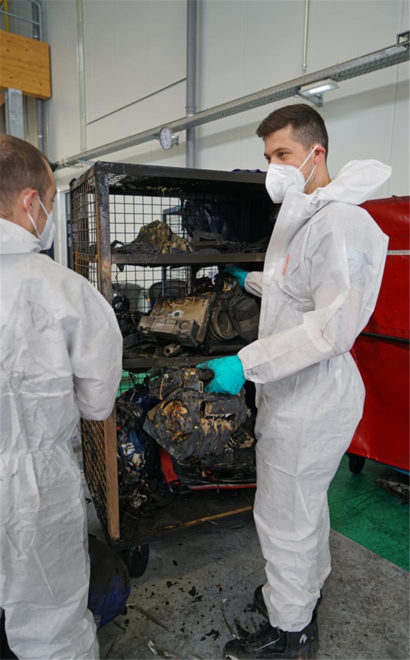 LAR-Mitarbeiter bei den Räumungs- und Entsorgungsarbeiten im Hangar auf Findel