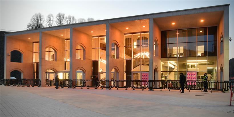 L’Arche se compose d’une grande salle, d’un cinéma de 150 places et d’un Medialab articulé autour de six espaces
