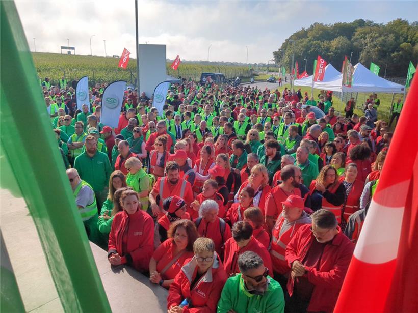 LCGB und OGBL streiken am Donnerstagmorgen vor dem Cargolux-Gebäude
