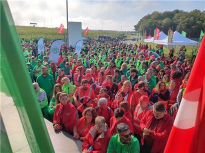 LCGB und OGBL streiken am Donnerstagmorgen vor dem Cargolux-Gebäude
