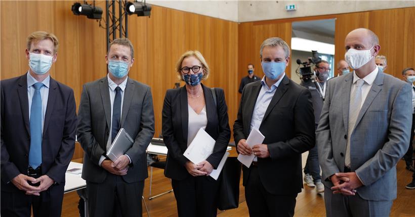 LIH-Präsident Gregor Baertz, LIH-Generaldirektor Ulf Nehrbass, Gesundheitsministerin Paulette Lenert, Forschungsminister Claude Meisch und Forscher Paul Wilmes (v.l.n.r.) zogen am Montag eine sehr positive Bilanz der ersten Phase des Large Scale Testing
