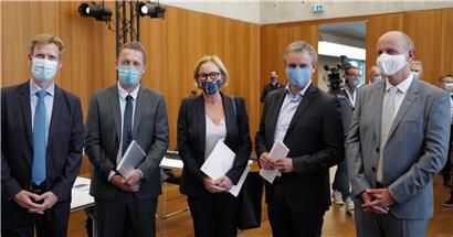 LIH-Präsident Gregor Baertz, LIH-Generaldirektor Ulf Nehrbass, Gesundheitsministerin Paulette Lenert, Forschungsminister Claude Meisch und Forscher Paul Wilmes (v.l.n.r.) zogen am Montag eine sehr positive Bilanz der ersten Phase des Large Scale Testing
