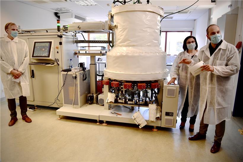 LIST und 3D-Oxides demonstrierten stolz ihr neues gemeinsames Labor und ihre Maschine
