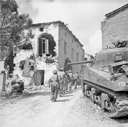 L’Italie pendant la libération: Des soldats britanniques et un char avancent par Pucciarelli, le 25 juin 1944
