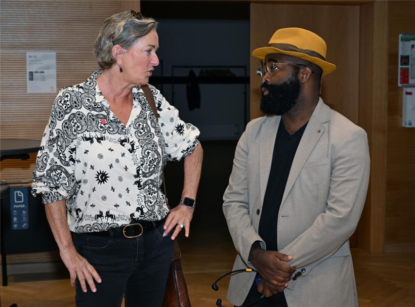 LSAP-Abgeorndete Paulette Lenert im Gespräch mit Kiza Magendane