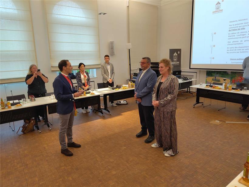 LSAP-Bürgermeister Dan Biancalana hat die zwei neuen Gemeinderatsmitglieder vereidigt
