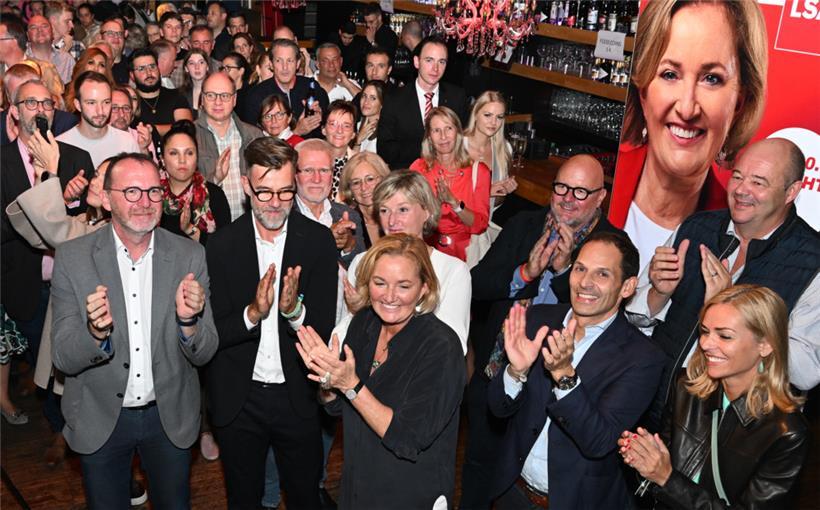 LSAP-Spitzenkandidatin Paulette Lenert (Mitte) und Kollegen in der Wahlnacht
