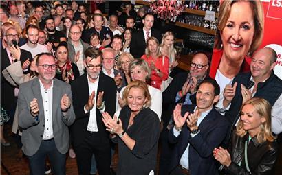 LSAP-Spitzenkandidatin Paulette Lenert (Mitte) und Kollegen in der Wahlnacht
