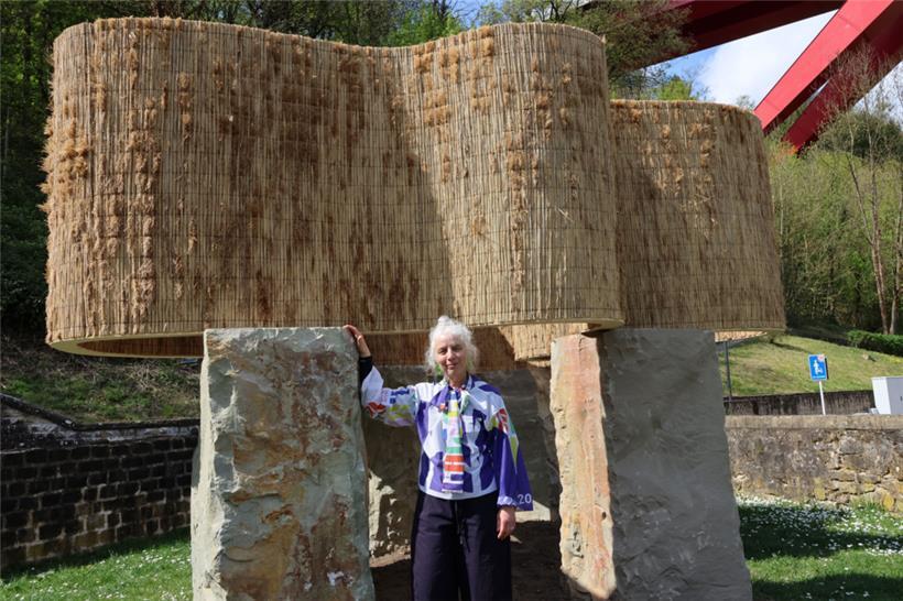 LUGA-Generalkoordinatorin Ann Muller vor der Installation „Solum“ des französischen „Atelier Faber“ im Pfaffenthal
