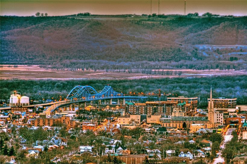 La Crosse liegt an der Einmündung des Black River und des La Crosse River in den Mississippi, der die Grenze zu Minnesota bildet
