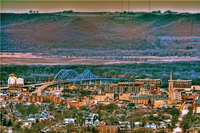 La Crosse liegt an der Einmündung des Black River und des La Crosse River in den Mississippi, der die Grenze zu Minnesota bildet
