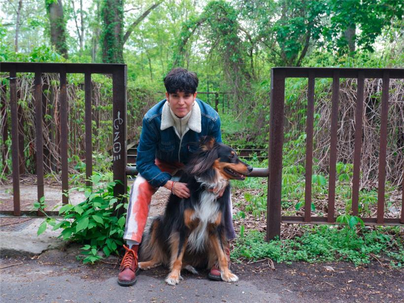 La DJane Katy de Jesus en route avec son chien Disco
