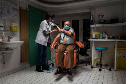 La France dispose d’un million de doses du vaccin Pfizer/Biontech, mais seulement 7.000 injections ont été réalisées
