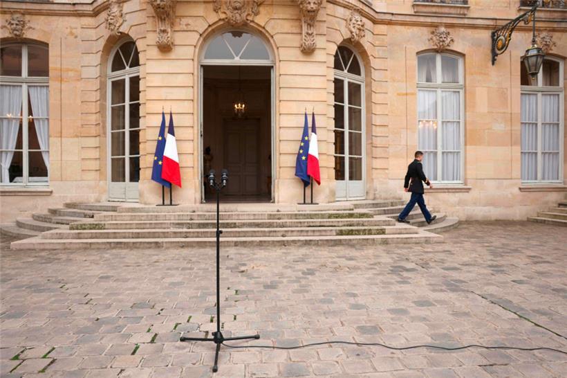 La France s’embourbe dans l’ingouvernabilité: devant l’Hôtel Matignon, le siège du premier ministre français
