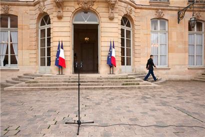 La France s’embourbe dans l’ingouvernabilité: devant l’Hôtel Matignon, le siège du premier ministre français
