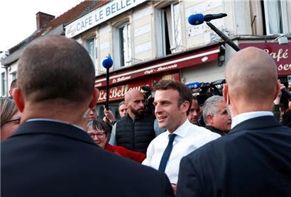 La campagne pour le deuxième tour a commencé hier, aussi bien du côté d’Emmanuel Macron …
