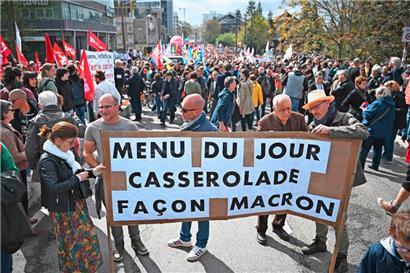 La casserolade façon Macron: pour protester encore contre la réforme des retraites, l’on recourt désormais à la casserole, l’arme des muselés, de ceux et celles qui, face au rouleau compresseur de l’État, puisent dans l’intime de leurs cuisines l’instrument du refus
