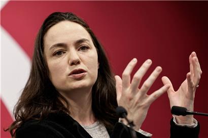 Chloé Ridel präsentiert das prä-elektorale Projekt des PS bei einer Pressekonferenz zur Europawahl