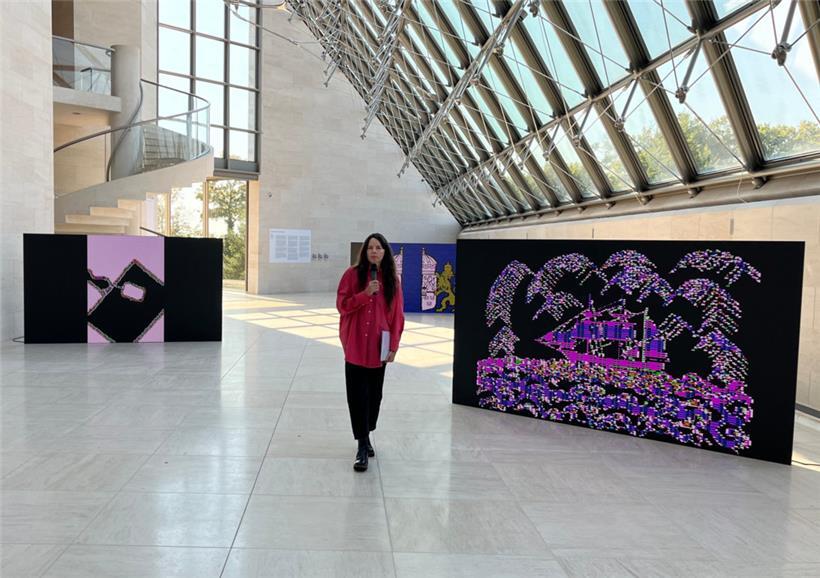 La curatrice de l’exposition, Michelle Cotton dans le jardin des sculptures où sont présentées les images créées sur ordinateur par Charlotte Johannesson
