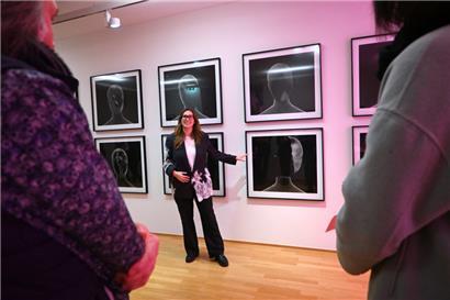 La curatrice, Anastasia Chaguidouline, devant la qualité de portraits sans visage de David Lynch
