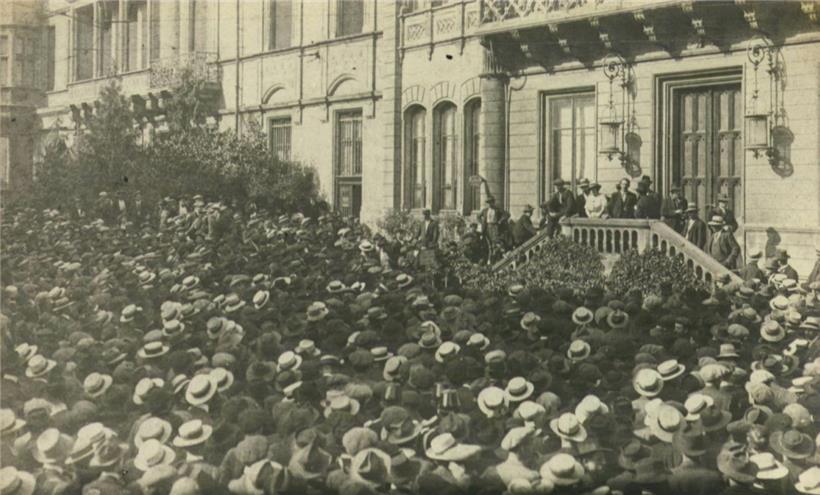 La décennie commence comme elle avait terminé par la colère et les revendications. Ici la manifestation devant la Chambre des députés au 13 août 1919.
