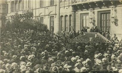 La décennie commence comme elle avait terminé par la colère et les revendications. Ici la manifestation devant la Chambre des députés au 13 août 1919.

