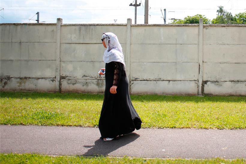La décision du gouvernement français d’interdire l’abaya dans les établissements scolaires met en lumière les divisions de l’opposition de gauche sur la laïcité
