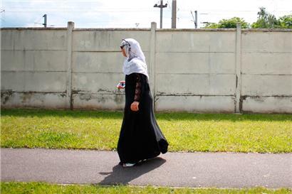La décision du gouvernement français d’interdire l’abaya dans les établissements scolaires met en lumière les divisions de l’opposition de gauche sur la laïcité
