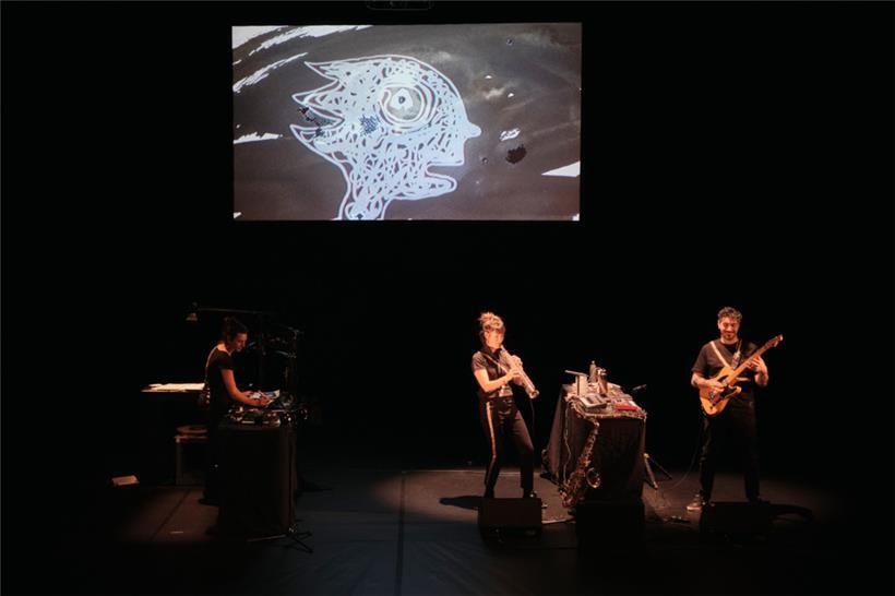 La dessinatrice, Sophie Raynal, la saxophoniste Florence Kraus et le guitariste Grégoire Terrier dans „Minuit“
