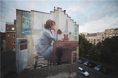 La fresque réalisée par l’artiste Alba Fabre Sacristán figure désormais sur la façade d’une maison située à l’angle du quai aux barques et de la rue Saint-André, à proximité du quai du commerce

